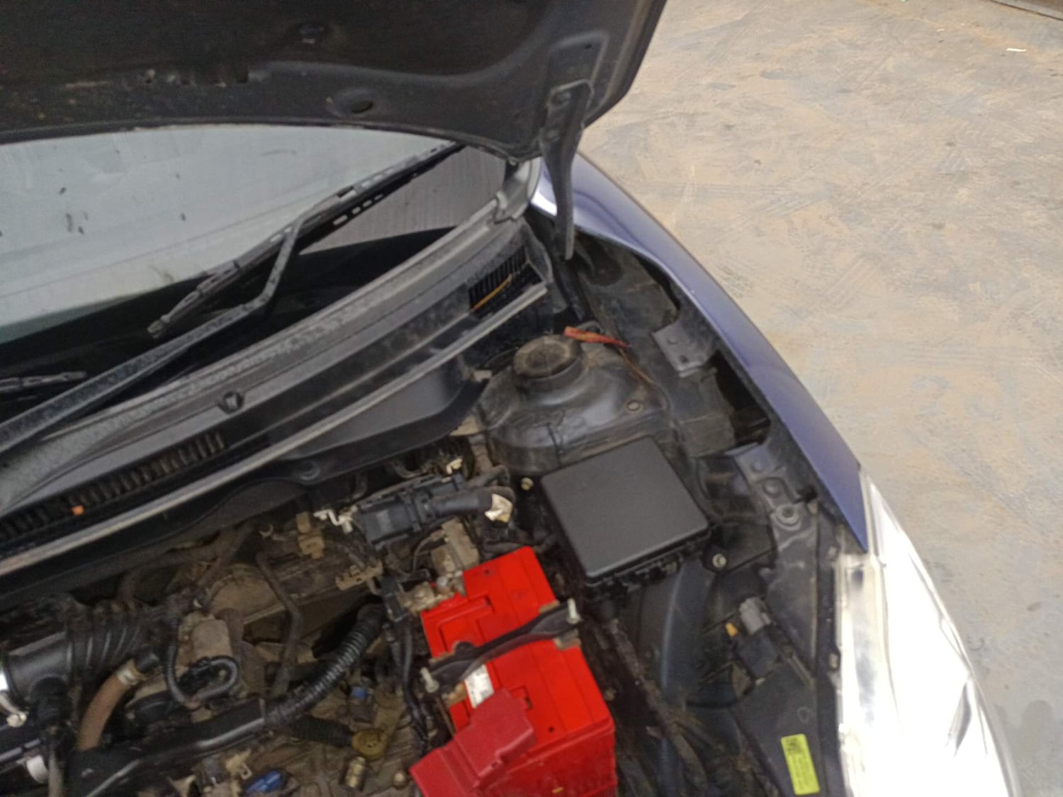 Used 2018 Maruti Suzuki Swift VXi Petrol Manual engine ENGINE LEFT SIDE HINGE & APRON VIEW