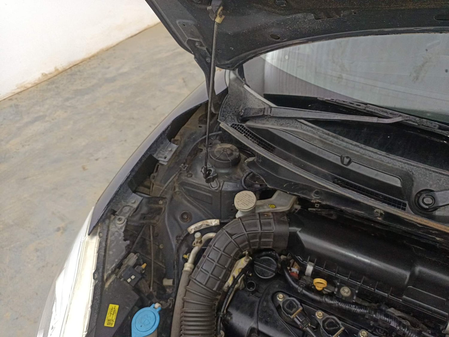 Used 2018 Maruti Suzuki Swift VXi Petrol Manual engine ENGINE RIGHT SIDE HINGE & APRON VIEW