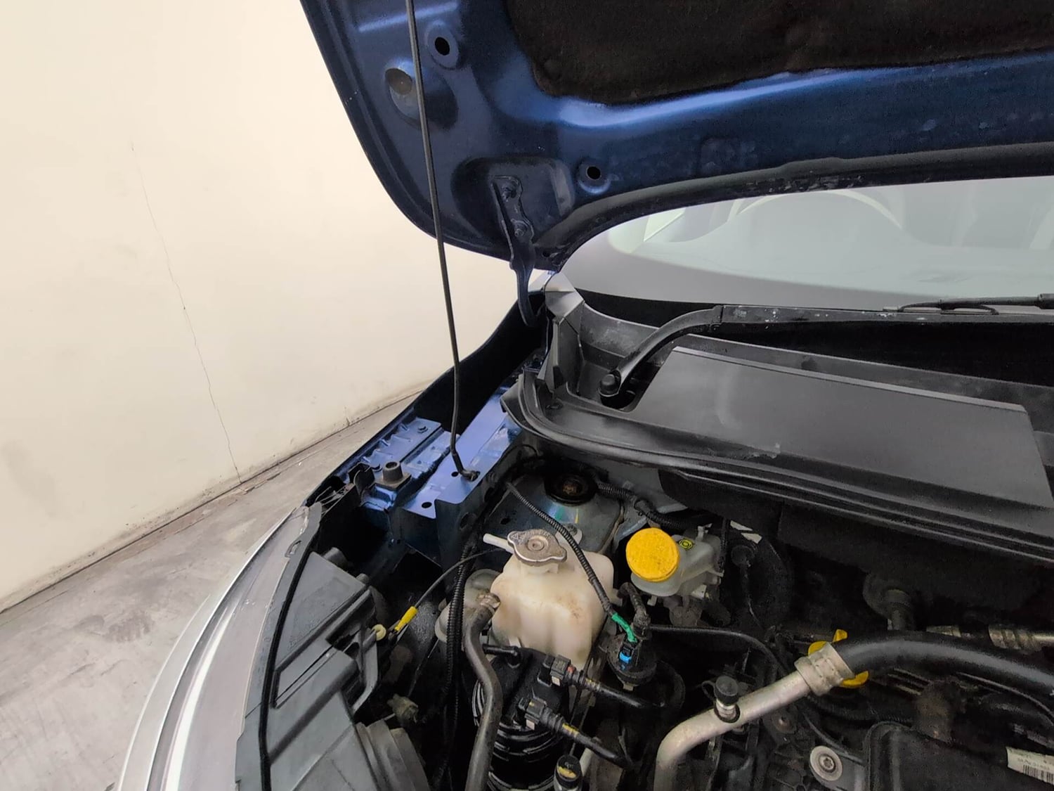 Used 2021 Renault Triber RXZ EASY-R AMT Petrol Automatic engine ENGINE RIGHT SIDE HINGE & APRON VIEW