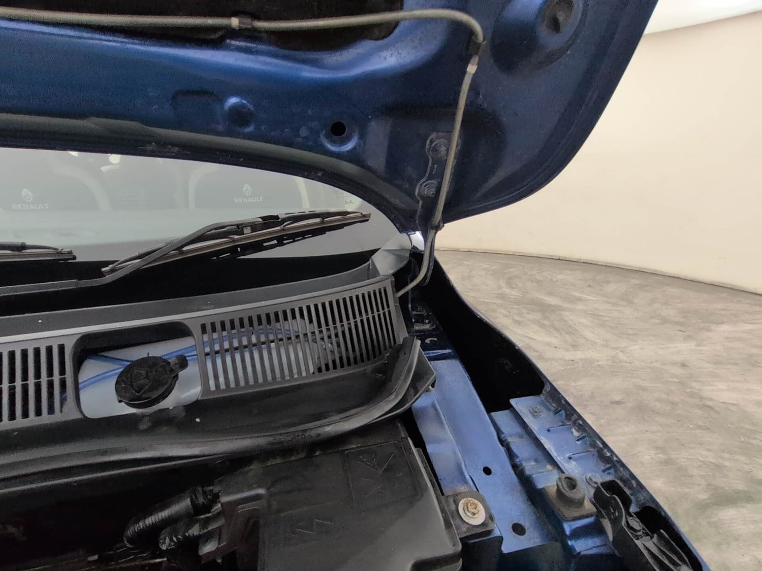 Used 2021 Renault Triber RXZ EASY-R AMT Petrol Automatic engine ENGINE LEFT SIDE HINGE & APRON VIEW