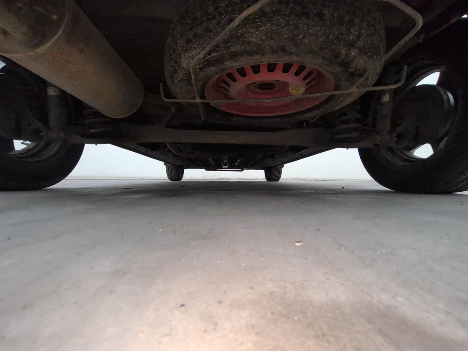 Used 2021 Renault Triber RXZ EASY-R AMT Petrol Automatic extra REAR UNDERBODY VIEW (TAKEN FROM REAR)