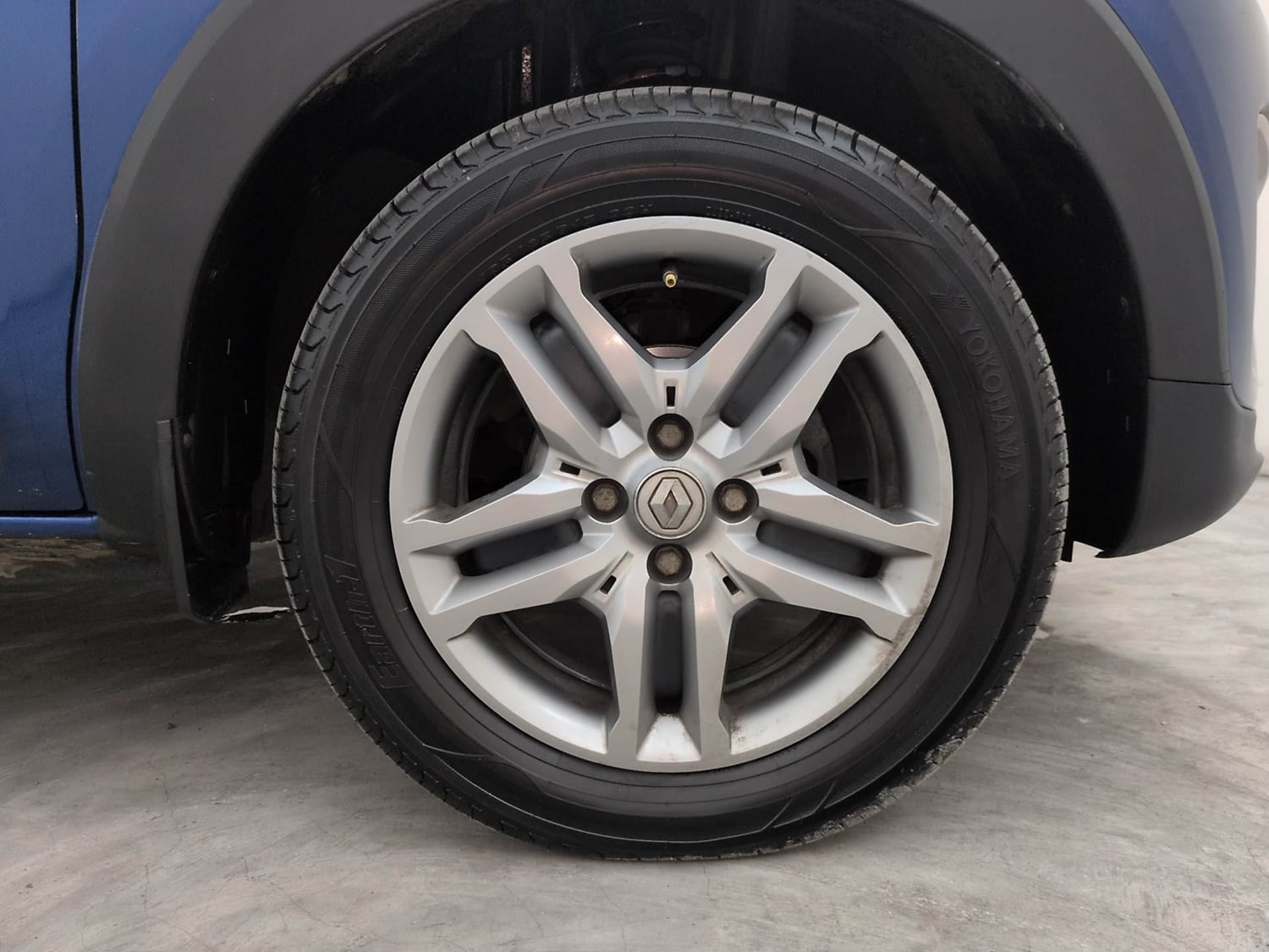 Used 2021 Renault Triber RXZ EASY-R AMT Petrol Automatic tyres RIGHT FRONT TYRE RIM VIEW