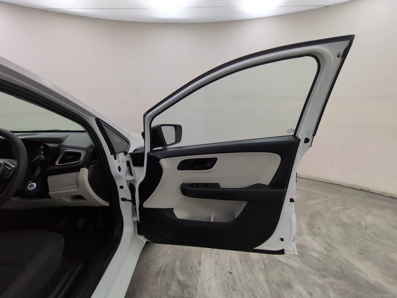 Used 2022 Tata Altroz XM Plus Diesel Diesel Manual interior RIGHT FRONT DOOR OPEN VIEW