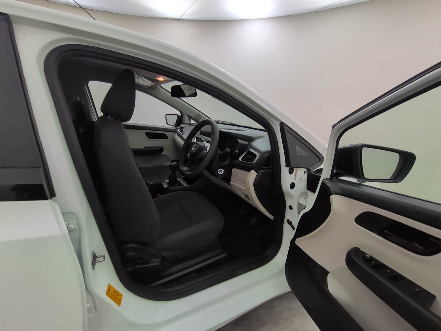 Used 2022 Tata Altroz XM Plus Diesel Diesel Manual interior RIGHT SIDE FRONT DOOR CABIN VIEW