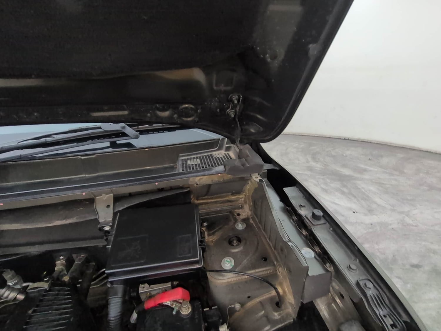 Used 2025 Renault Kwid RXT 1.0L AMT Petrol Automatic engine ENGINE LEFT SIDE HINGE & APRON VIEW