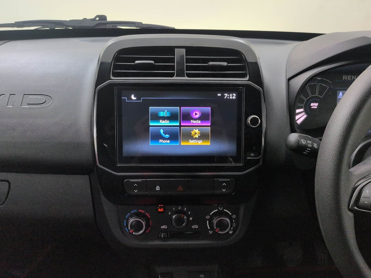 Used 2025 Renault Kwid RXT 1.0L AMT Petrol Automatic interior MUSIC SYSTEM & AC CONTROL VIEW