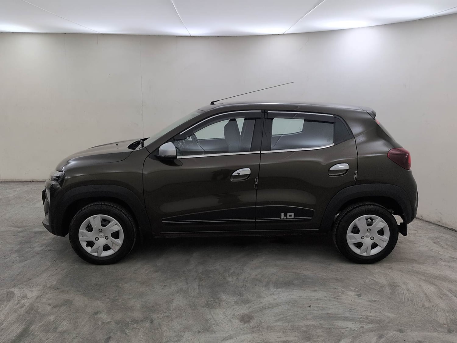 Used 2025 Renault Kwid RXT 1.0L AMT Petrol Automatic exterior LEFT SIDE VIEW