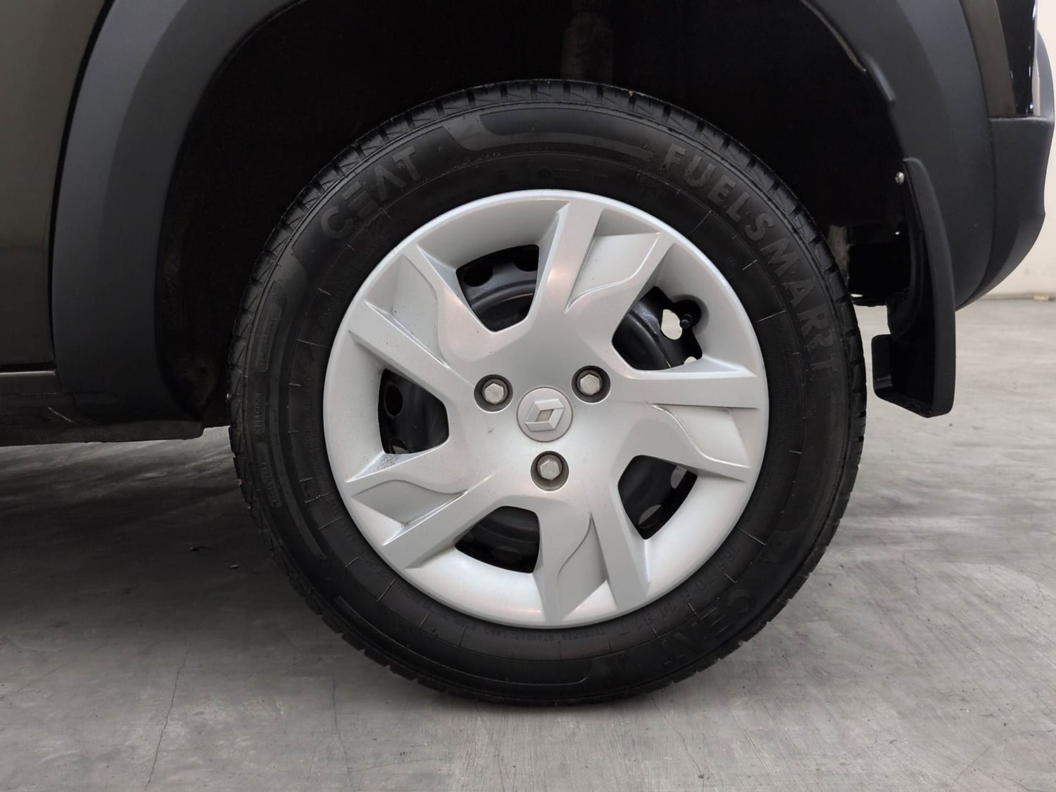 Used 2025 Renault Kwid RXT 1.0L AMT Petrol Automatic tyres LEFT REAR TYRE RIM VIEW