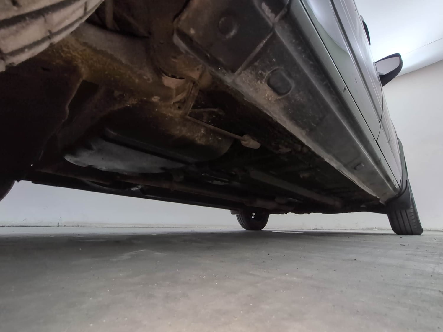 Used 2025 Renault Kwid RXT 1.0L AMT Petrol Automatic extra REAR RIGHT UNDERBODY VIEW