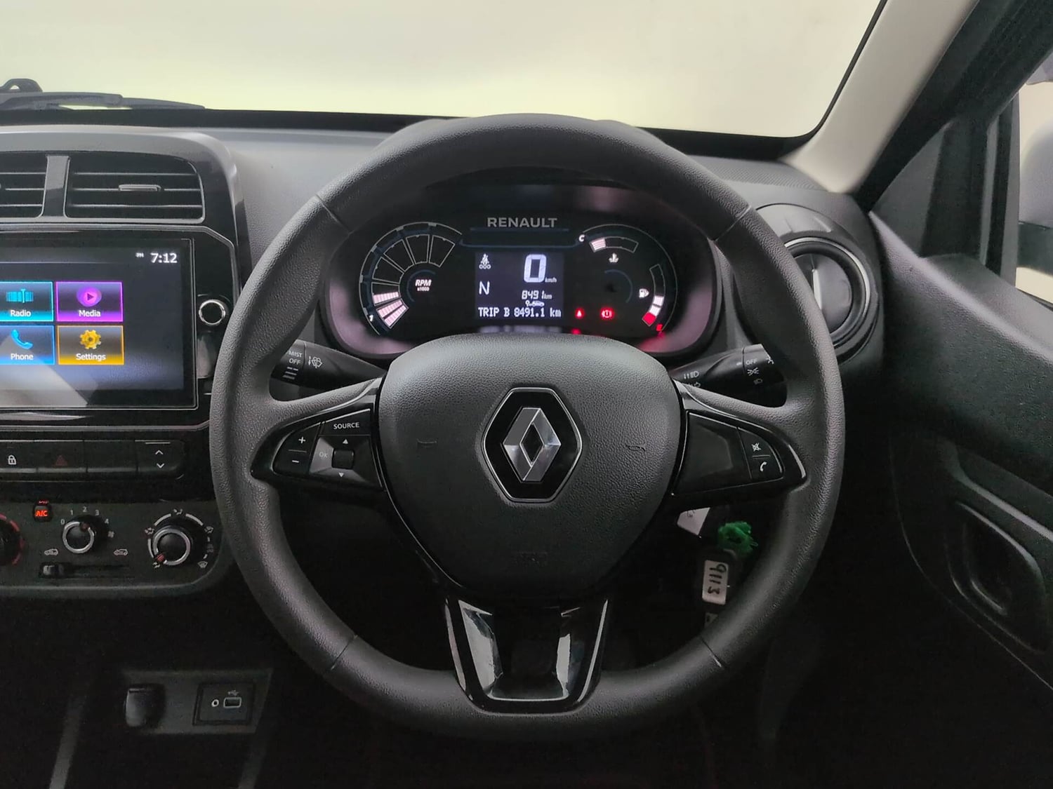 Used 2025 Renault Kwid RXT 1.0L AMT Petrol Automatic interior STEERING VIEW
