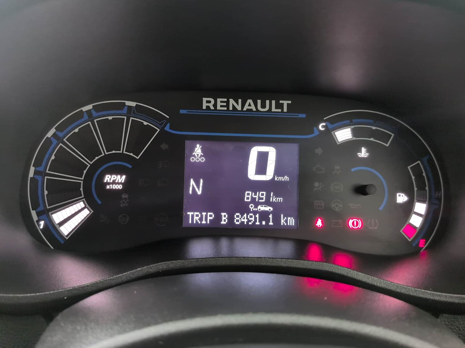 Used 2025 Renault Kwid RXT 1.0L AMT Petrol Automatic interior CLUSTERMETER VIEW