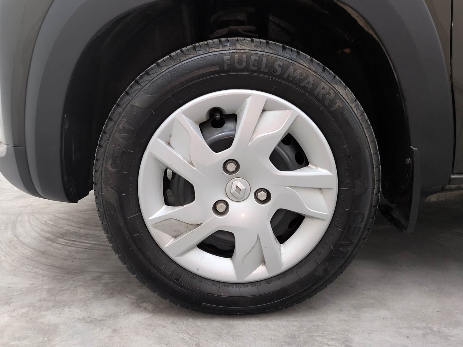 Used 2025 Renault Kwid RXT 1.0L AMT Petrol Automatic tyres LEFT FRONT TYRE RIM VIEW