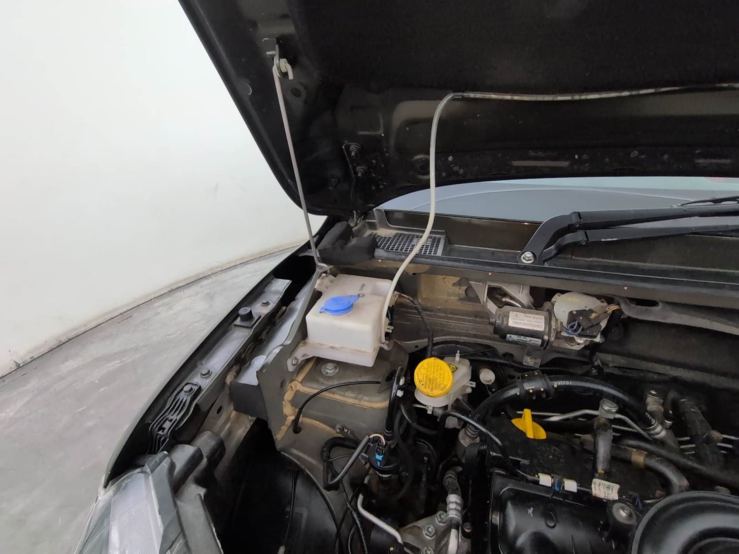Used 2025 Renault Kwid RXT 1.0L AMT Petrol Automatic engine ENGINE RIGHT SIDE HINGE & APRON VIEW