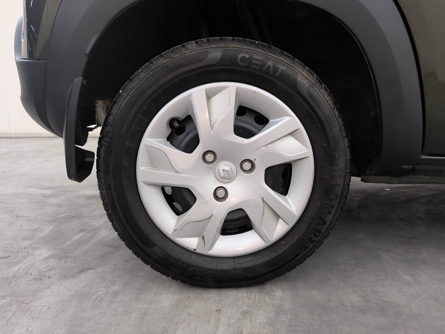 Used 2025 Renault Kwid RXT 1.0L AMT Petrol Automatic tyres RIGHT REAR TYRE RIM VIEW