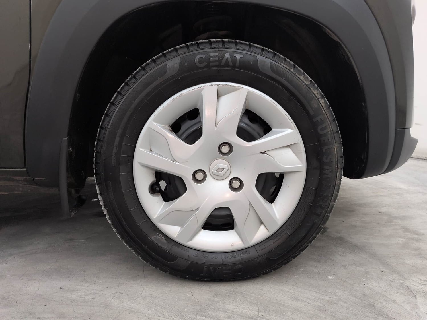 Used 2025 Renault Kwid RXT 1.0L AMT Petrol Automatic tyres RIGHT FRONT TYRE RIM VIEW