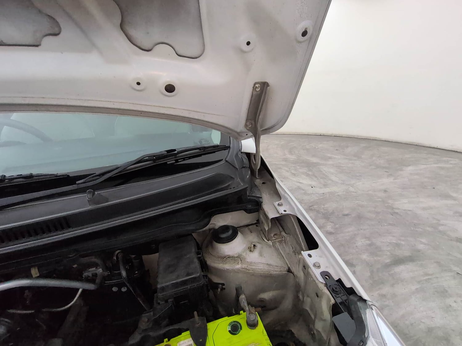 Used 2014 Maruti Suzuki Celerio VXi AMT Petrol Automatic engine ENGINE LEFT SIDE HINGE & APRON VIEW