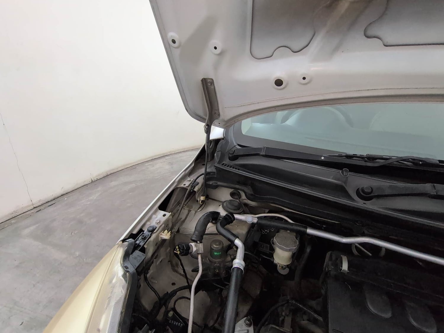 Used 2014 Maruti Suzuki Celerio VXi AMT Petrol Automatic engine ENGINE RIGHT SIDE HINGE & APRON VIEW