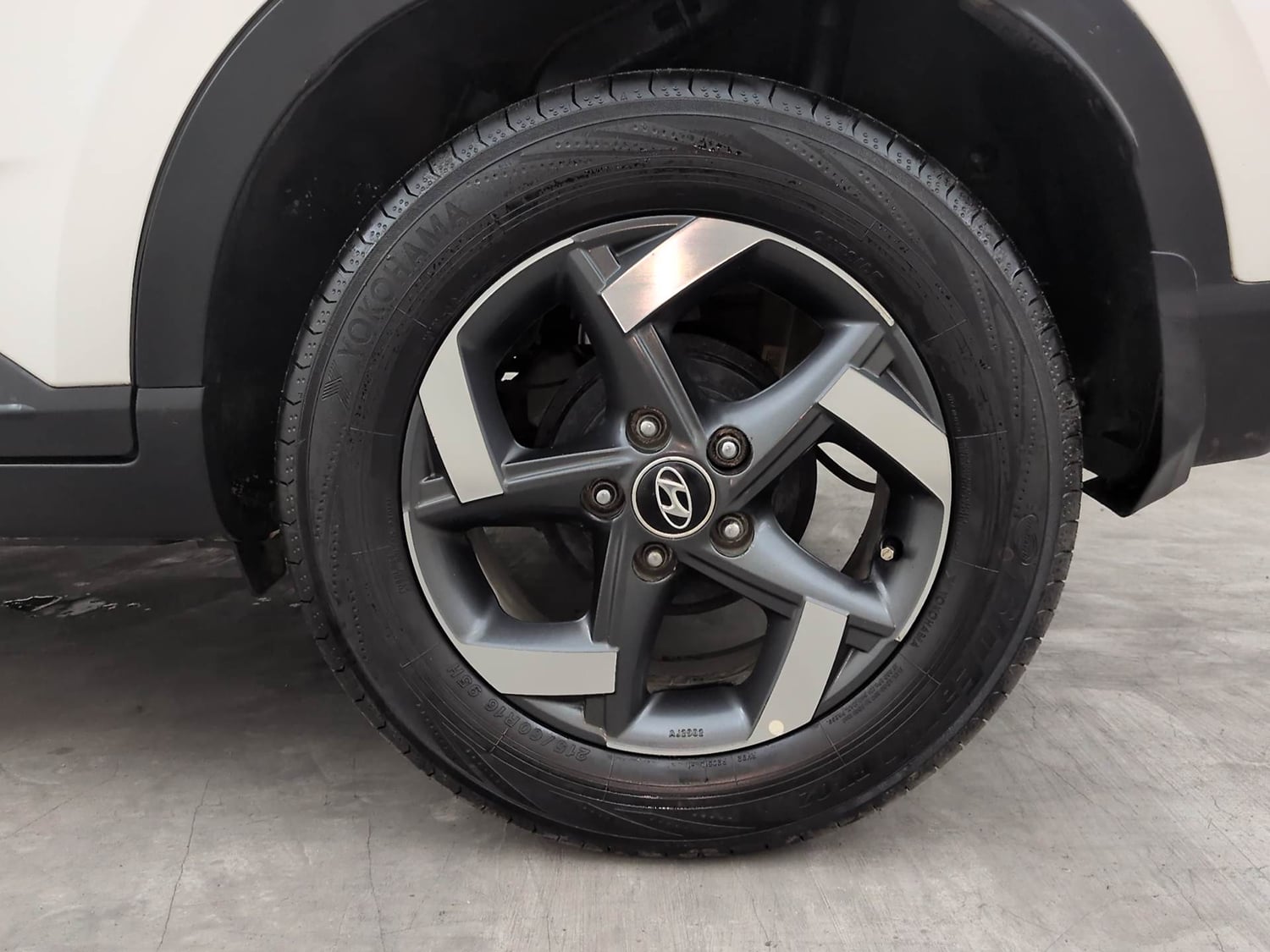 Used 2019 Hyundai Venue SX Plus 1.0 Turbo DCT Petrol Automatic tyres LEFT REAR TYRE RIM VIEW