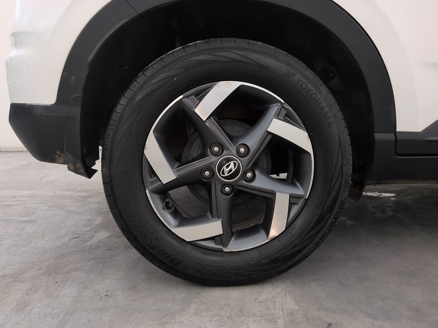 Used 2019 Hyundai Venue SX Plus 1.0 Turbo DCT Petrol Automatic tyres RIGHT REAR TYRE RIM VIEW