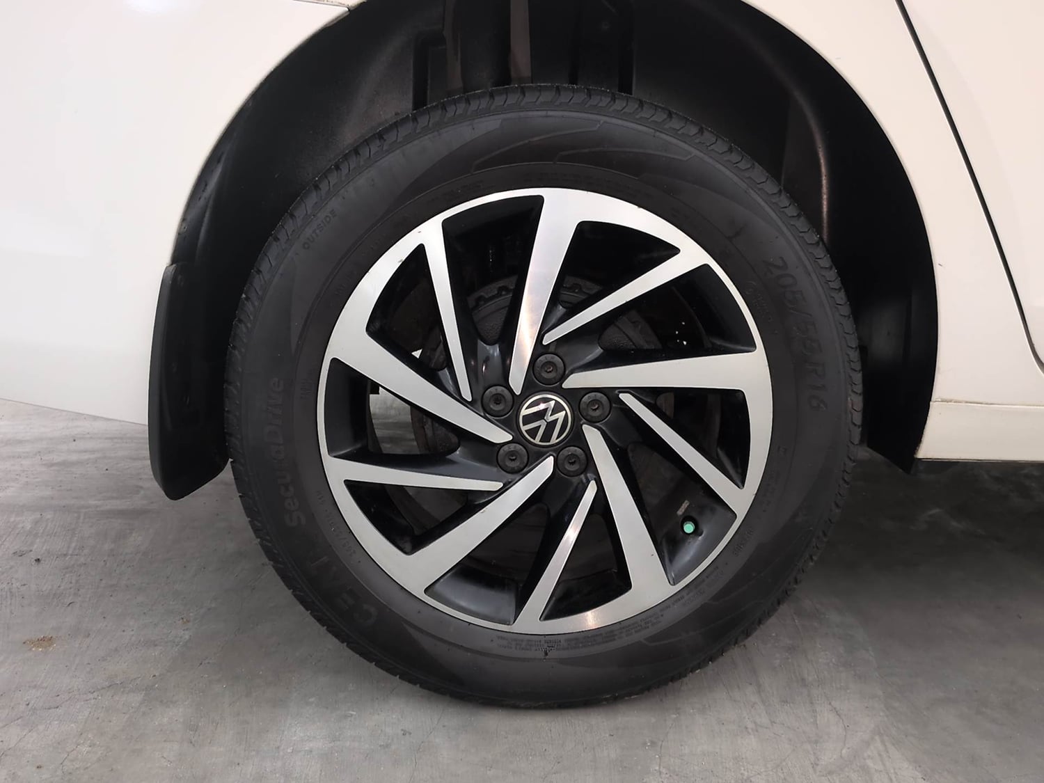 Used 2022 Volkswagen Virtus Topline 1.0 TSI AT Petrol Automatic tyres RIGHT REAR TYRE RIM VIEW