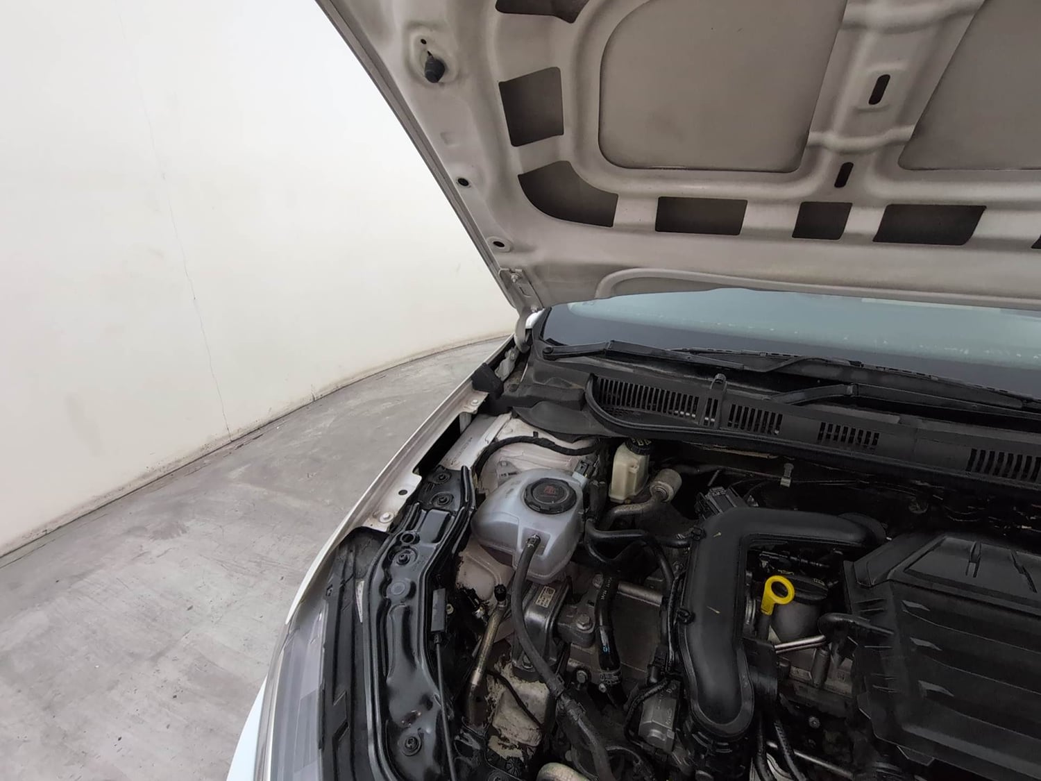 Used 2022 Volkswagen Virtus Topline 1.0 TSI AT Petrol Automatic engine ENGINE RIGHT SIDE HINGE & APRON VIEW