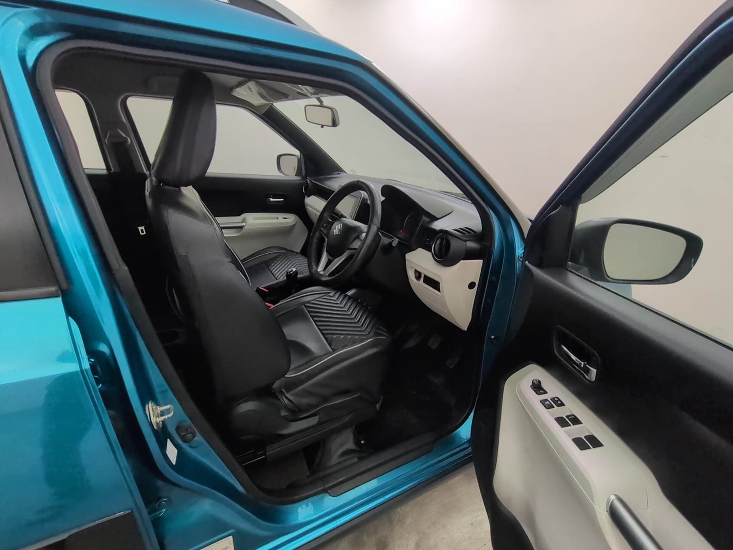 Used 2022 Maruti Suzuki Ignis Alpha 1.2 MT Petrol Manual interior RIGHT SIDE FRONT DOOR CABIN VIEW