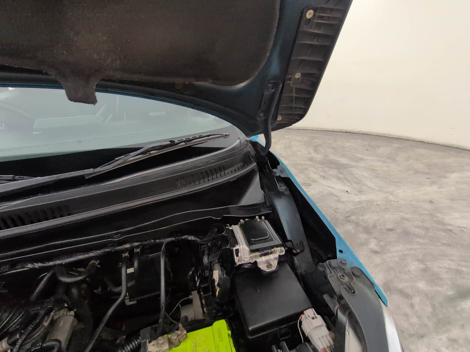Used 2022 Maruti Suzuki Ignis Alpha 1.2 MT Petrol Manual engine ENGINE LEFT SIDE HINGE & APRON VIEW