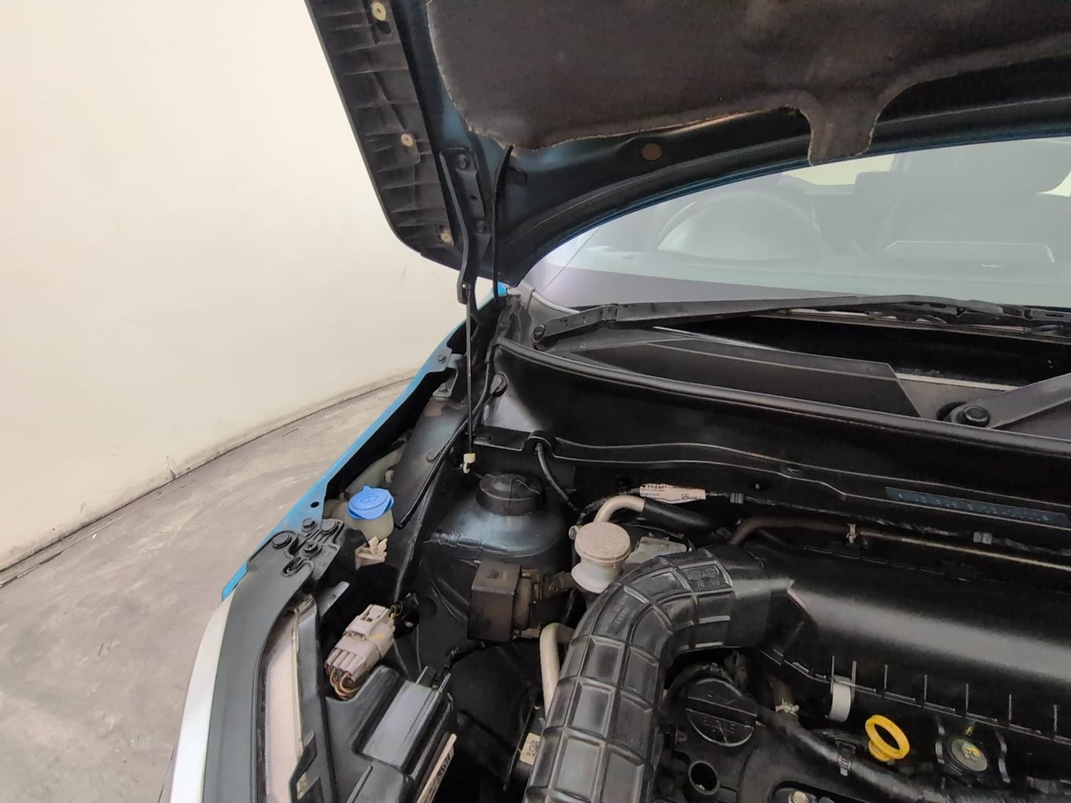 Used 2022 Maruti Suzuki Ignis Alpha 1.2 MT Petrol Manual engine ENGINE RIGHT SIDE HINGE & APRON VIEW