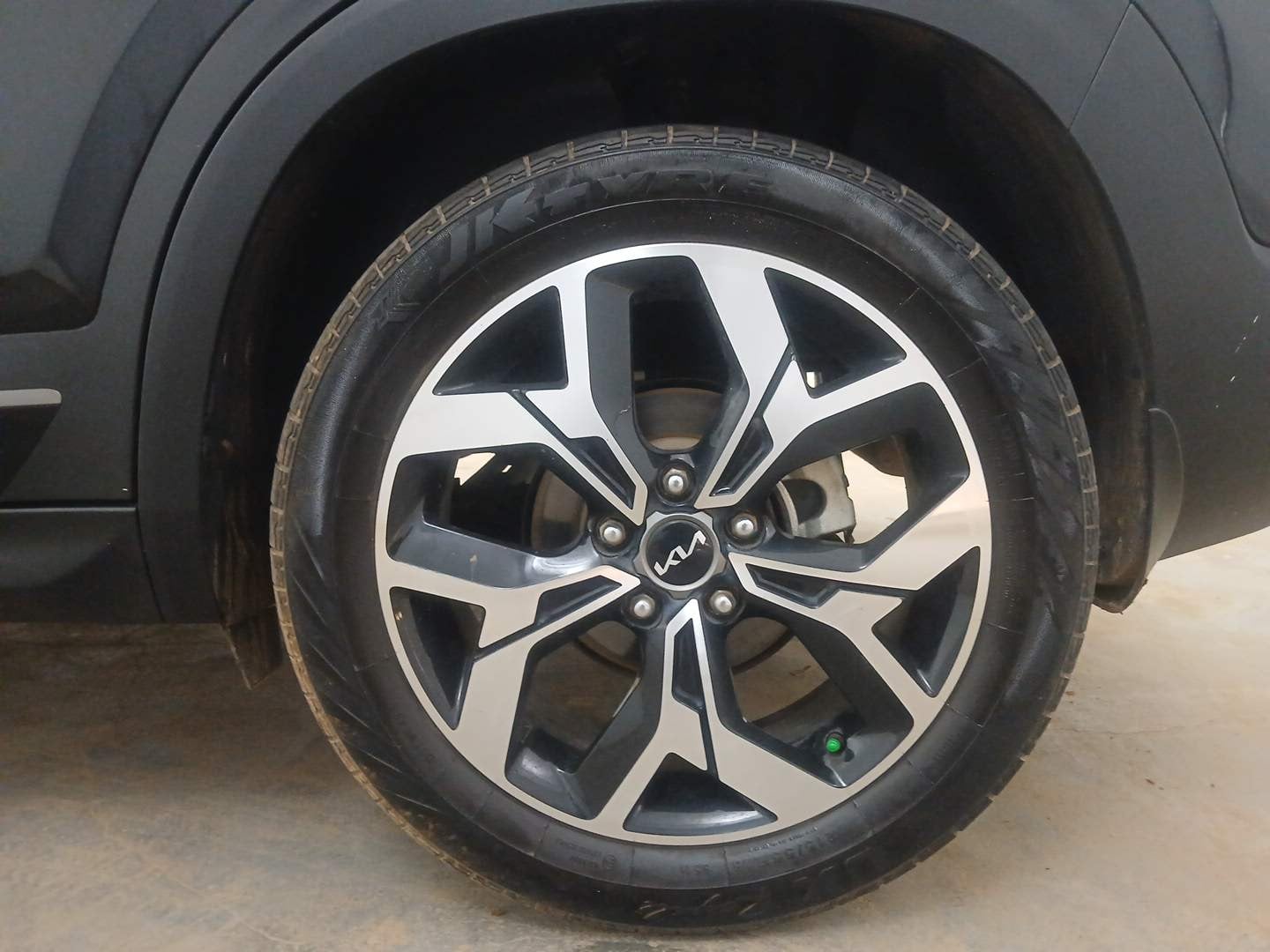 Used 2024 Kia Seltos GTX Plus (S) 1.5 Turbo Petrol DCT Petrol Automatic tyres LEFT REAR TYRE RIM VIEW