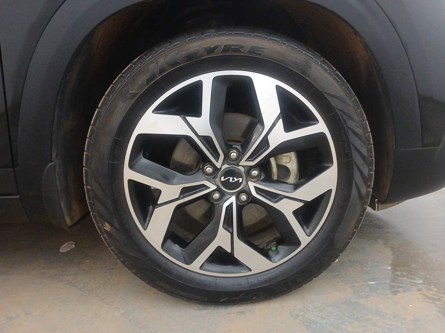 Used 2024 Kia Seltos GTX Plus (S) 1.5 Turbo Petrol DCT Petrol Automatic tyres RIGHT FRONT TYRE RIM VIEW