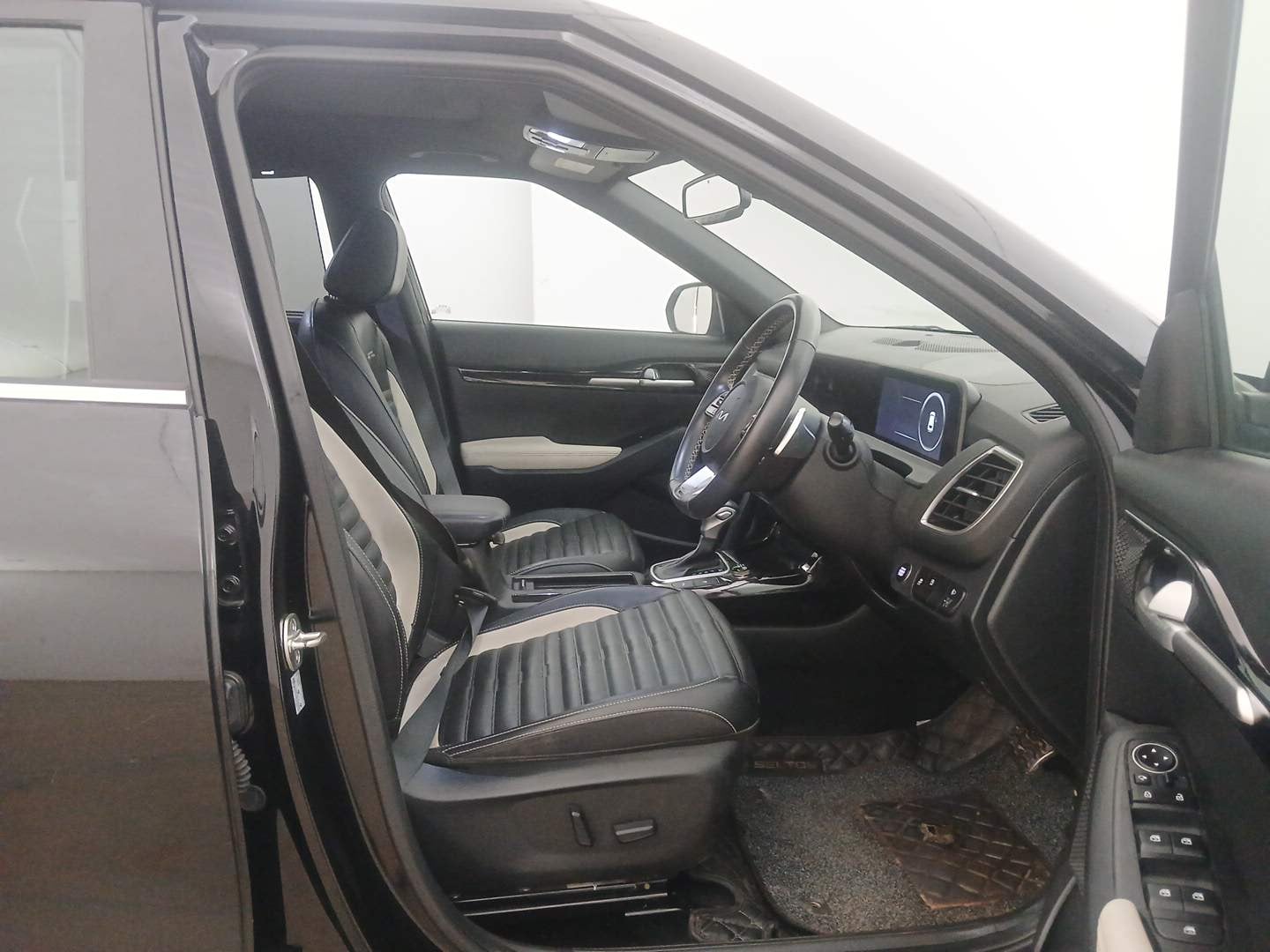 Used 2024 Kia Seltos GTX Plus (S) 1.5 Turbo Petrol DCT Petrol Automatic interior RIGHT SIDE FRONT DOOR CABIN VIEW