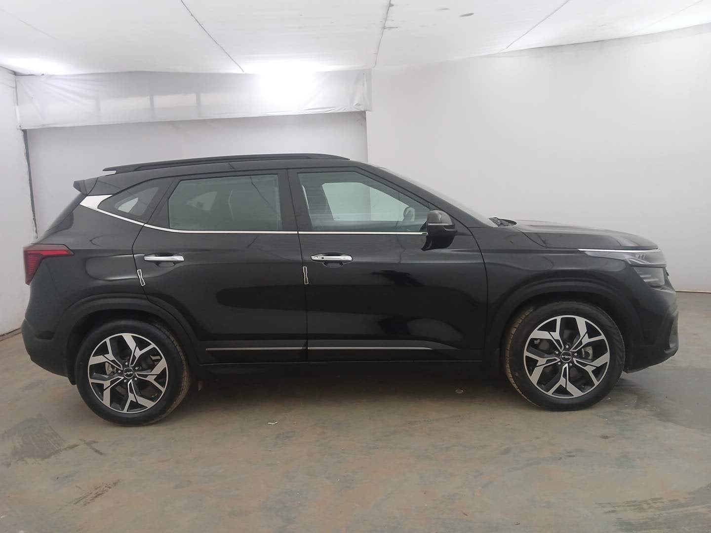 Used 2024 Kia Seltos GTX Plus (S) 1.5 Turbo Petrol DCT Petrol Automatic exterior RIGHT SIDE VIEW