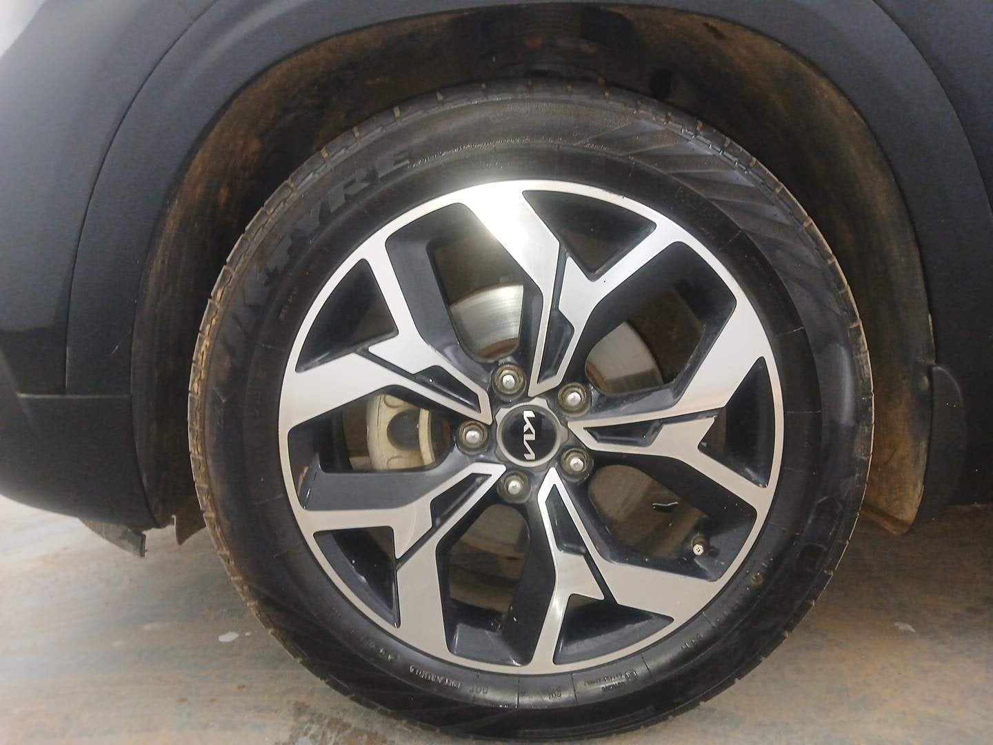 Used 2024 Kia Seltos GTX Plus (S) 1.5 Turbo Petrol DCT Petrol Automatic tyres LEFT FRONT TYRE RIM VIEW