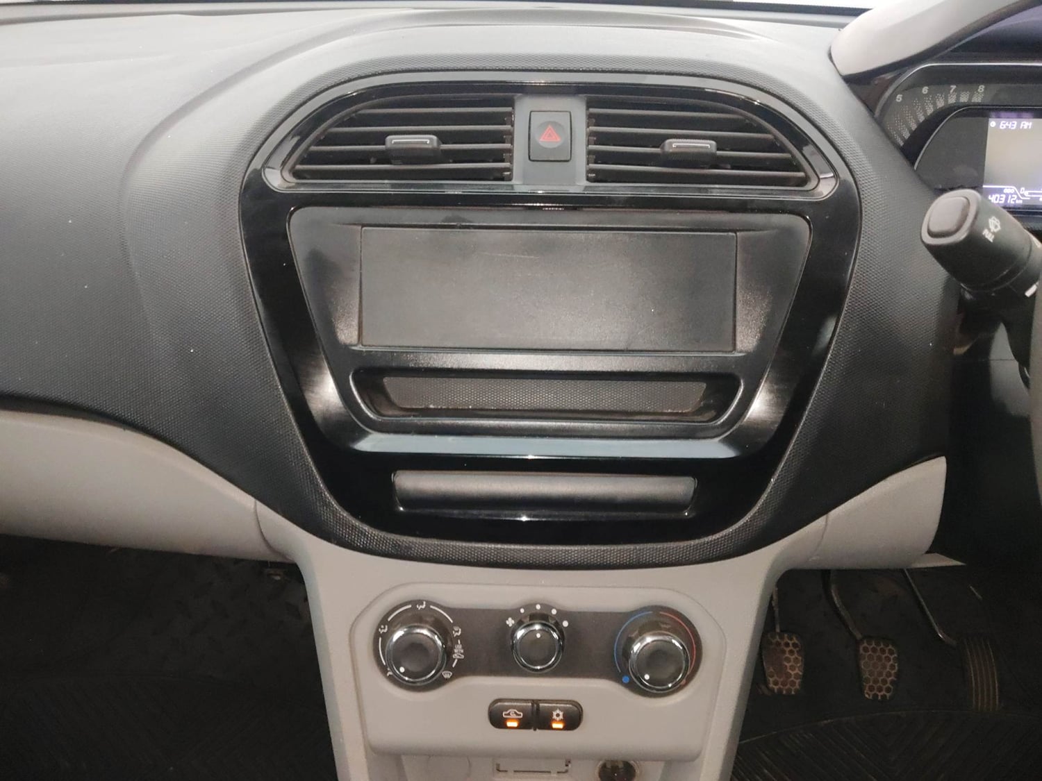 Used 2022 Tata Tiago XE Petrol Manual interior MUSIC SYSTEM & AC CONTROL VIEW