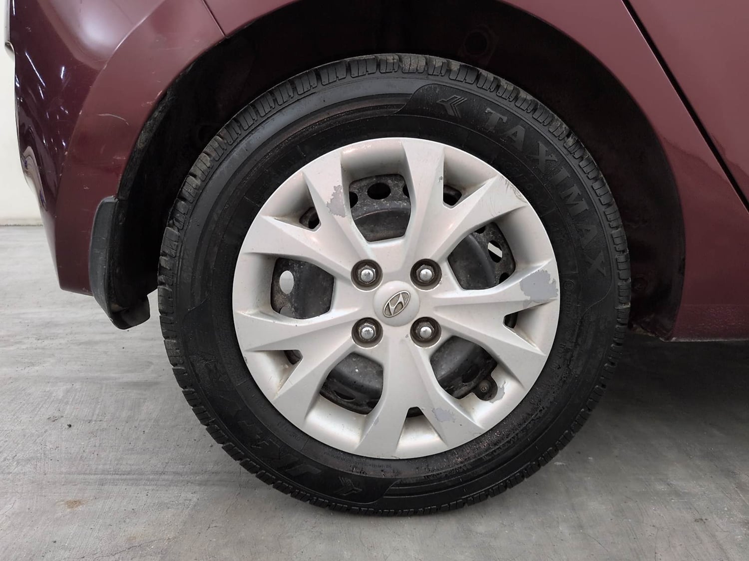 Used 2013 Hyundai Grand i10 Sportz 1.2 Kappa VTVT Petrol Manual tyres RIGHT REAR TYRE RIM VIEW