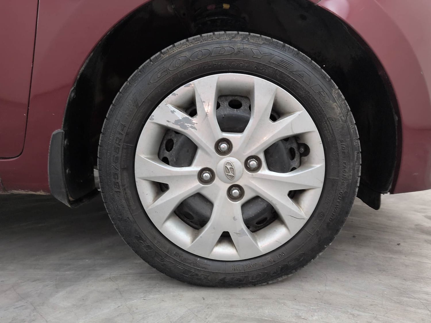 Used 2013 Hyundai Grand i10 Sportz 1.2 Kappa VTVT Petrol Manual tyres RIGHT FRONT TYRE RIM VIEW