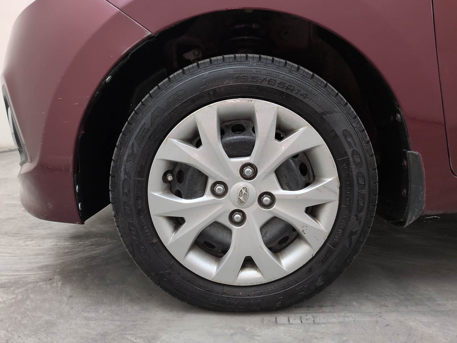 Used 2013 Hyundai Grand i10 Sportz 1.2 Kappa VTVT Petrol Manual tyres LEFT FRONT TYRE RIM VIEW