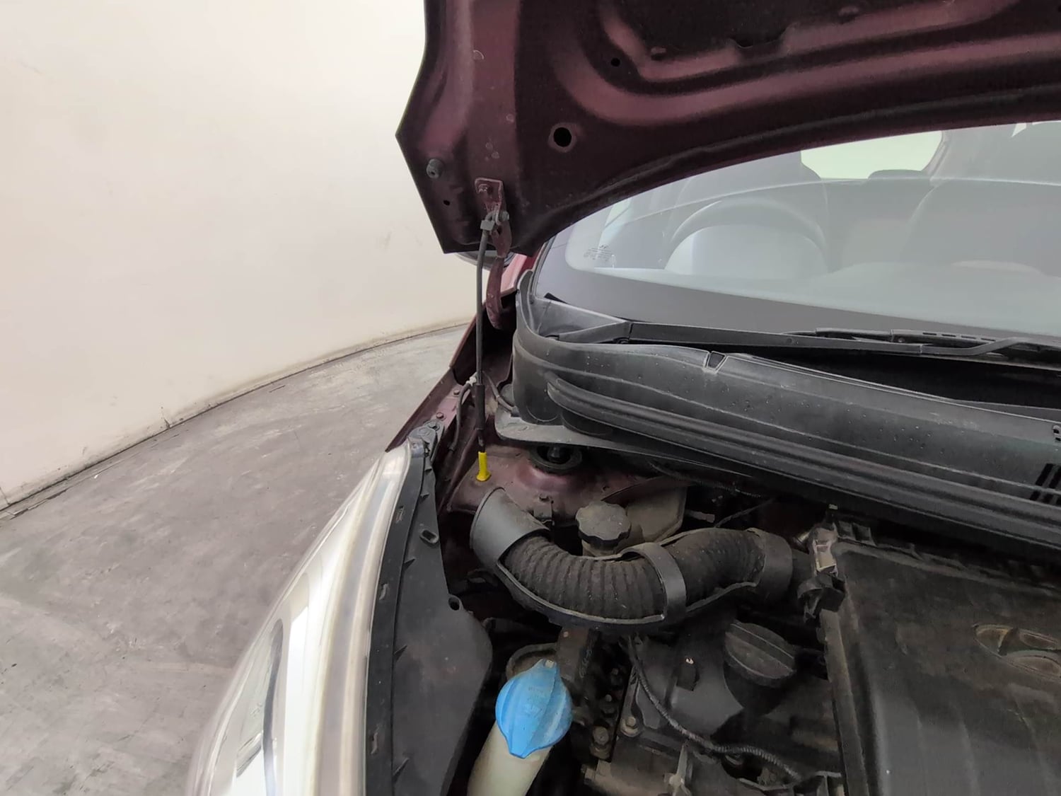 Used 2013 Hyundai Grand i10 Sportz 1.2 Kappa VTVT Petrol Manual engine ENGINE RIGHT SIDE HINGE & APRON VIEW