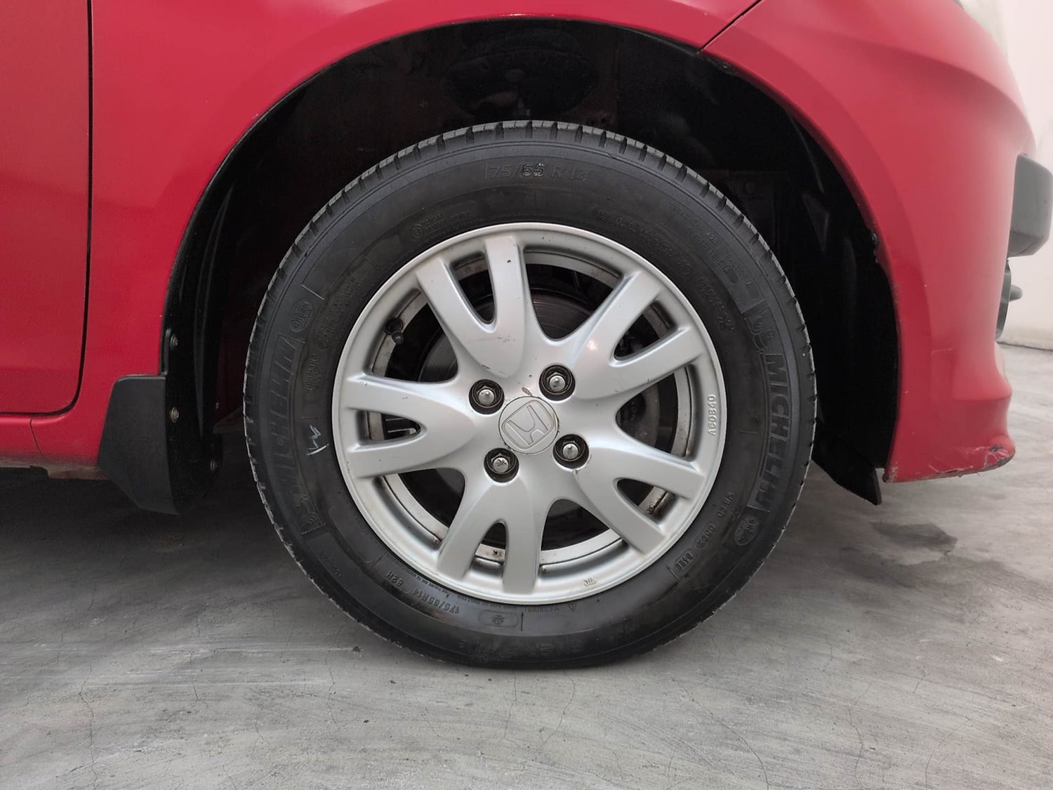 Used 2015 Honda Brio VX MT Petrol Manual tyres RIGHT FRONT TYRE RIM VIEW