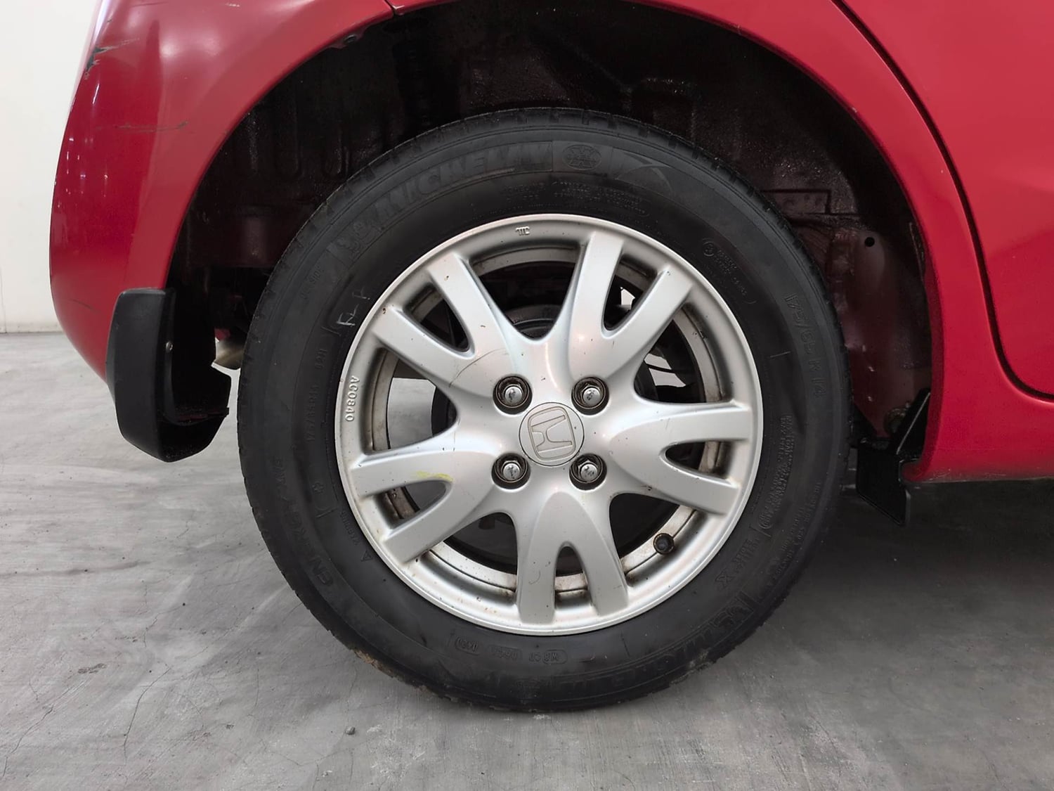 Used 2015 Honda Brio VX MT Petrol Manual tyres RIGHT REAR TYRE RIM VIEW