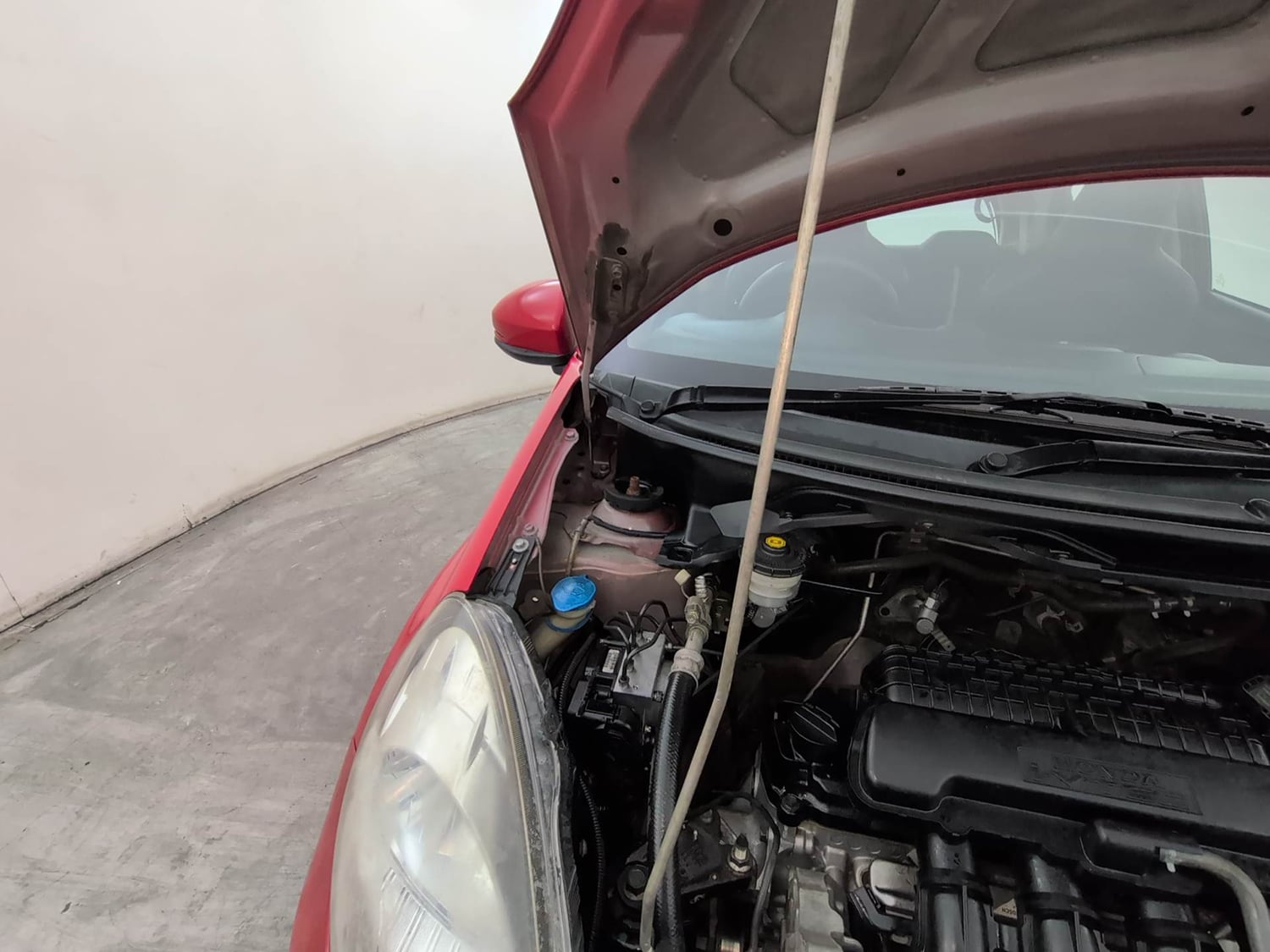 Used 2015 Honda Brio VX MT Petrol Manual engine ENGINE RIGHT SIDE HINGE & APRON VIEW
