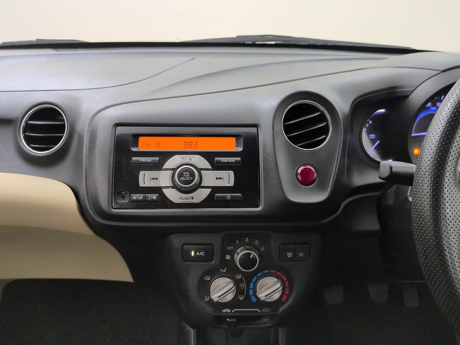 Used 2015 Honda Brio VX MT Petrol Manual interior MUSIC SYSTEM & AC CONTROL VIEW