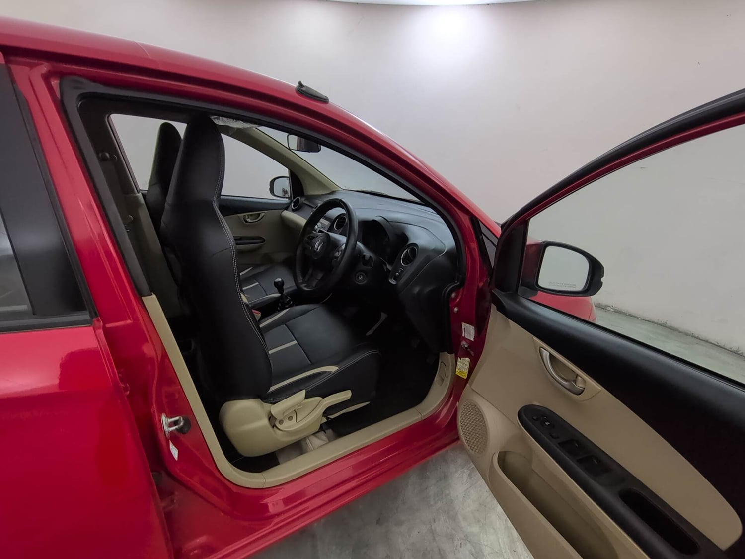Used 2015 Honda Brio VX MT Petrol Manual interior RIGHT SIDE FRONT DOOR CABIN VIEW