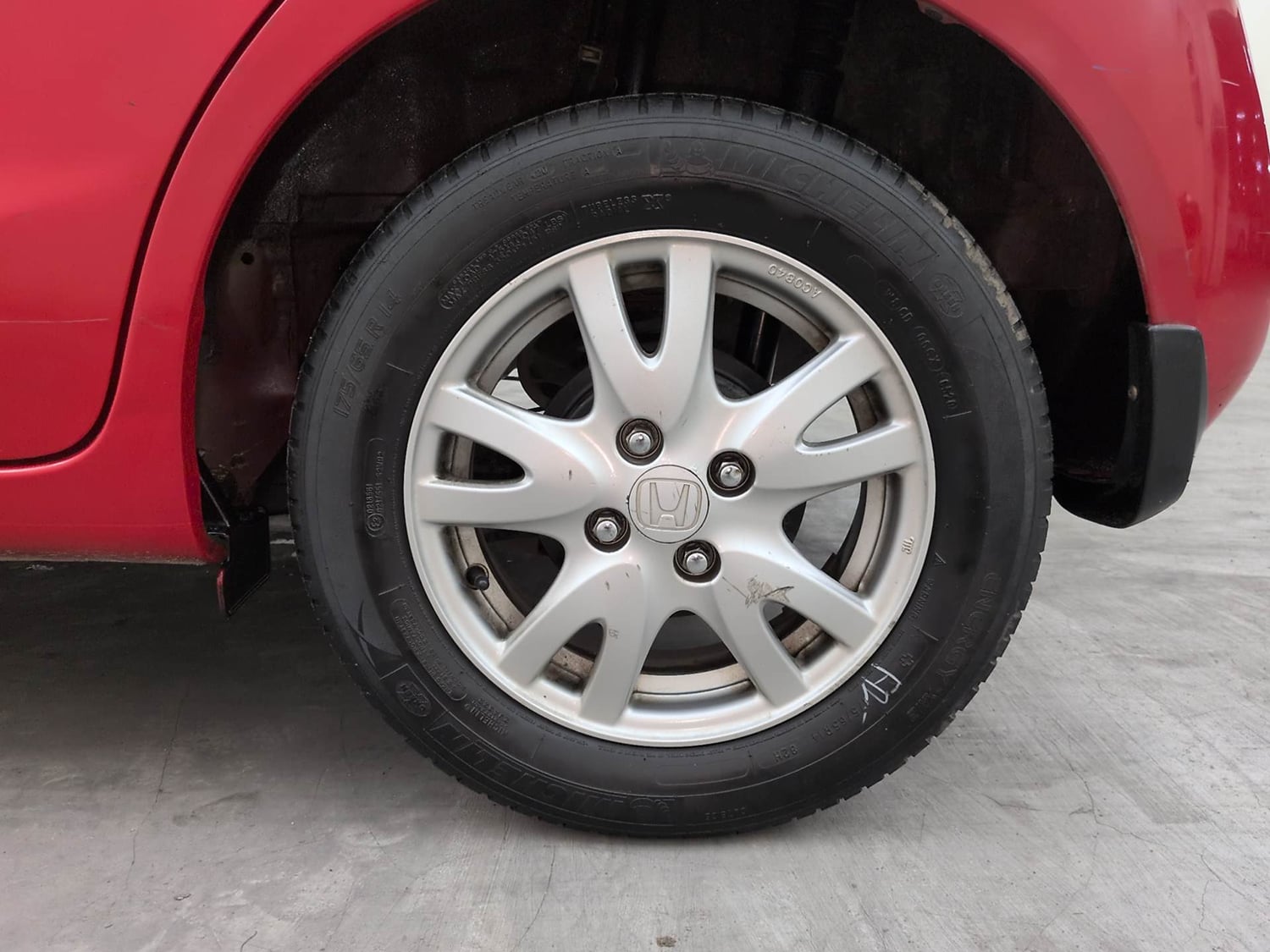 Used 2015 Honda Brio VX MT Petrol Manual tyres LEFT REAR TYRE RIM VIEW