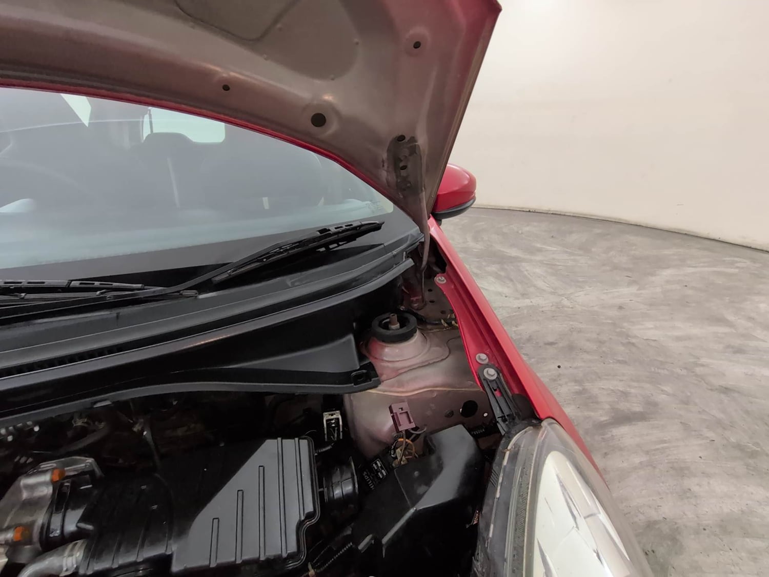 Used 2015 Honda Brio VX MT Petrol Manual engine ENGINE LEFT SIDE HINGE & APRON VIEW