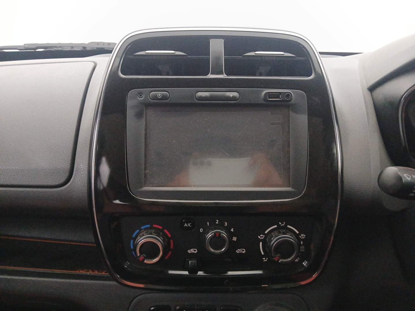 Used 2016 Renault Kwid RXT Opt Petrol Manual interior MUSIC SYSTEM & AC CONTROL VIEW
