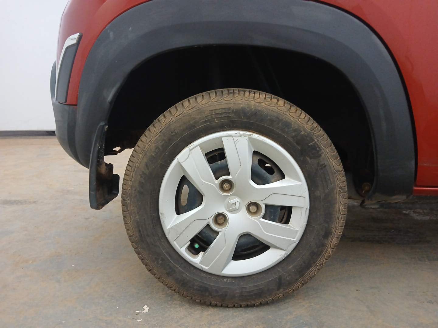 Used 2016 Renault Kwid RXT Opt Petrol Manual tyres RIGHT REAR TYRE RIM VIEW
