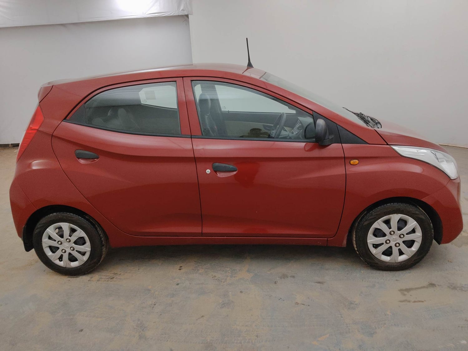 Used 2018 Hyundai Eon Magna + Petrol Manual exterior RIGHT SIDE VIEW