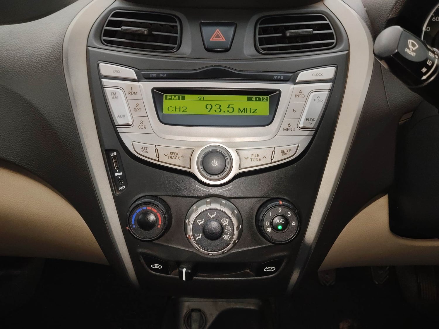 Used 2018 Hyundai Eon Magna + Petrol Manual interior MUSIC SYSTEM & AC CONTROL VIEW