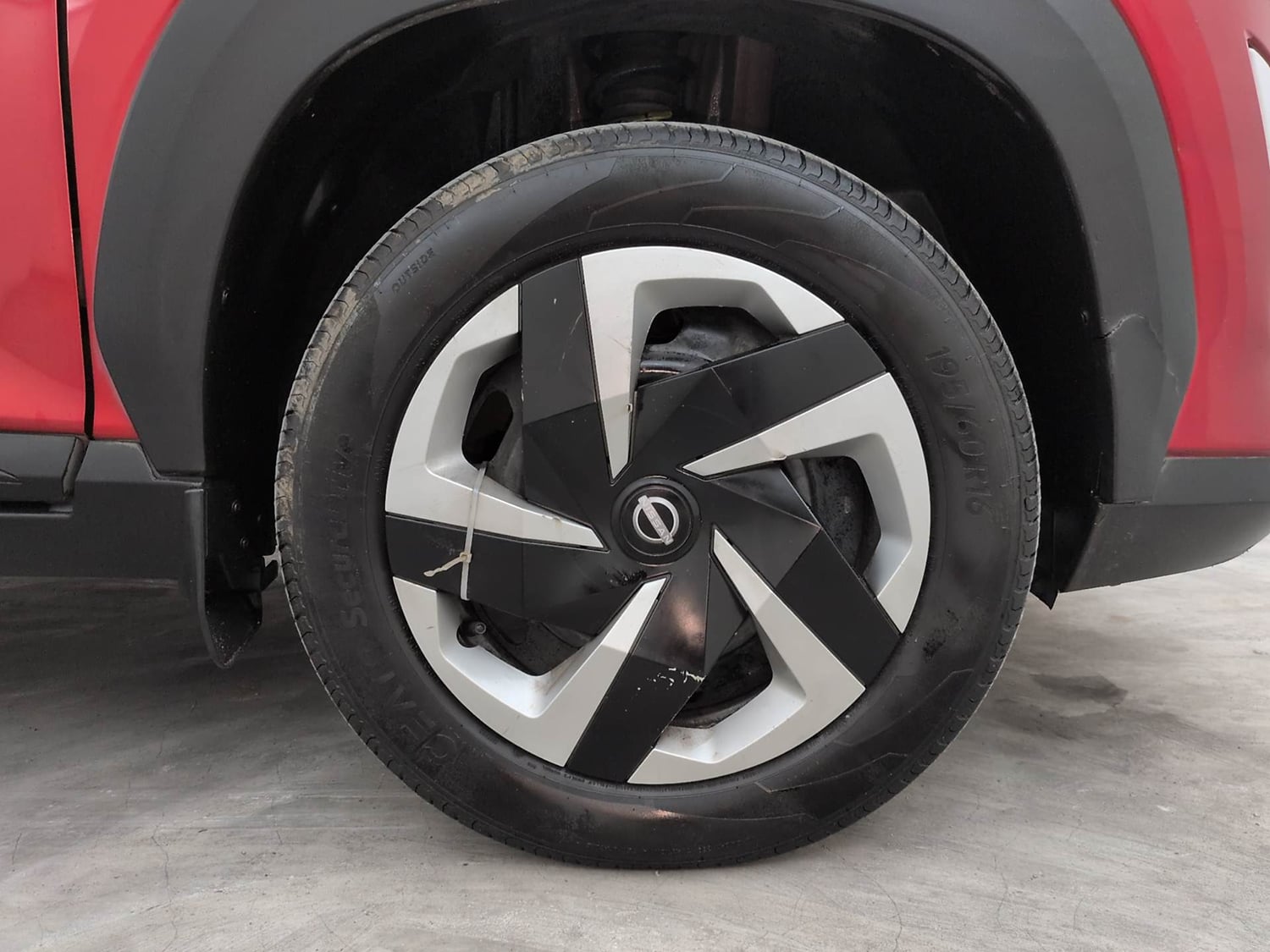 Used 2024 Nissan Magnite XL Petrol Manual tyres RIGHT FRONT TYRE RIM VIEW